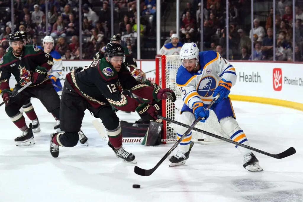 Penguin Dapatkan Connor Clifton, Pilihan ke-39 dari Sabres - Rumor NHL